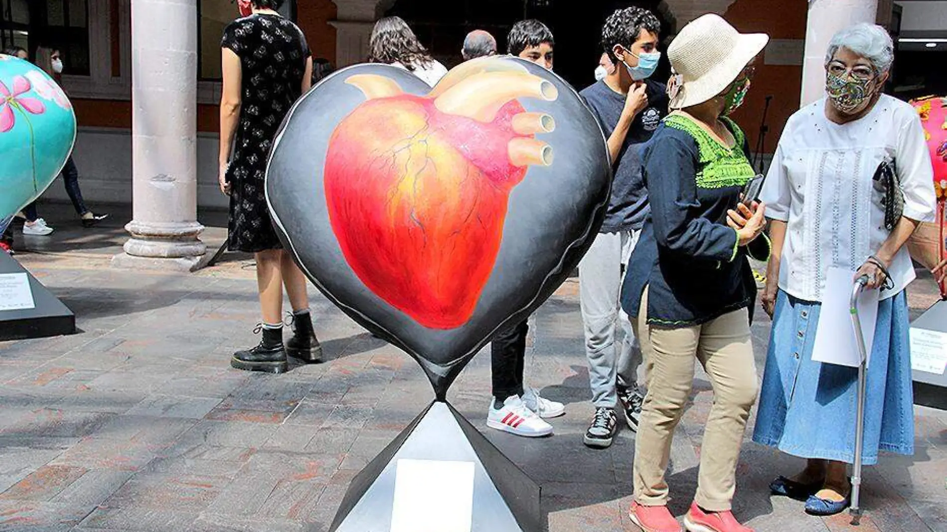 exposicion corazones de agua caliente